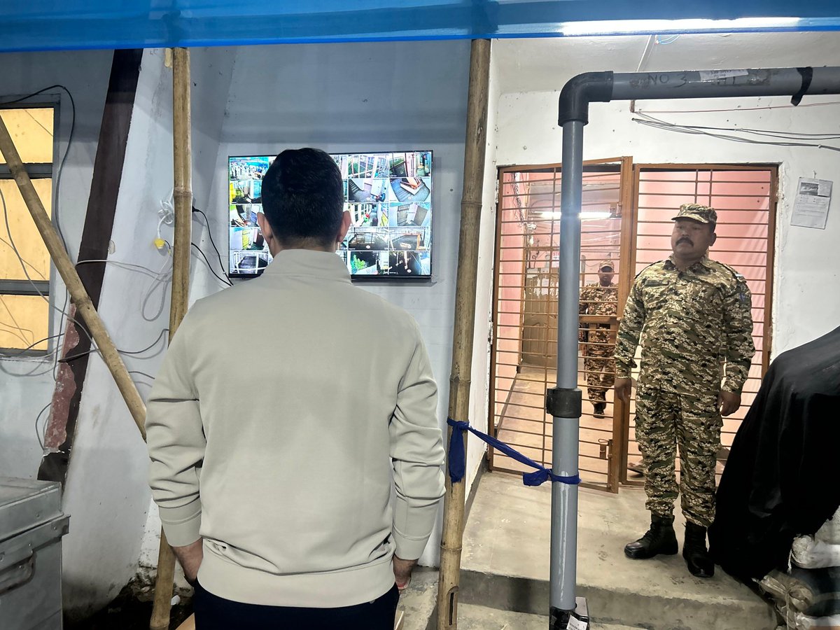 যোৰহাট নিৰ্বাচনী জিলাৰ অন্তৰ্গত যোৰহাট, মৰিয়নি আৰু তিতাবৰ সমষ্টিৰ বাবে যোৰহাট চৰকাৰী উচ্চতৰ মাধ্যমিক আৰু বহুমুখী বালক বিদ্যালয় স্থাপিত নিৰ্বাচনী ষ্ট্ৰং ৰুমসমূহ আজি জিলা আয়ুক্ত জয় শিৱানী মহোদয়ে নিয়মীয়া পৰিদৰ্শন কৰি তদাৰক কৰে। 

<a href="/ECISVEEP/">Election Commission of India</a> <a href="/ceoassam62029/">ceoassam</a> <a href="/diprassam/">DIPR Assam</a>