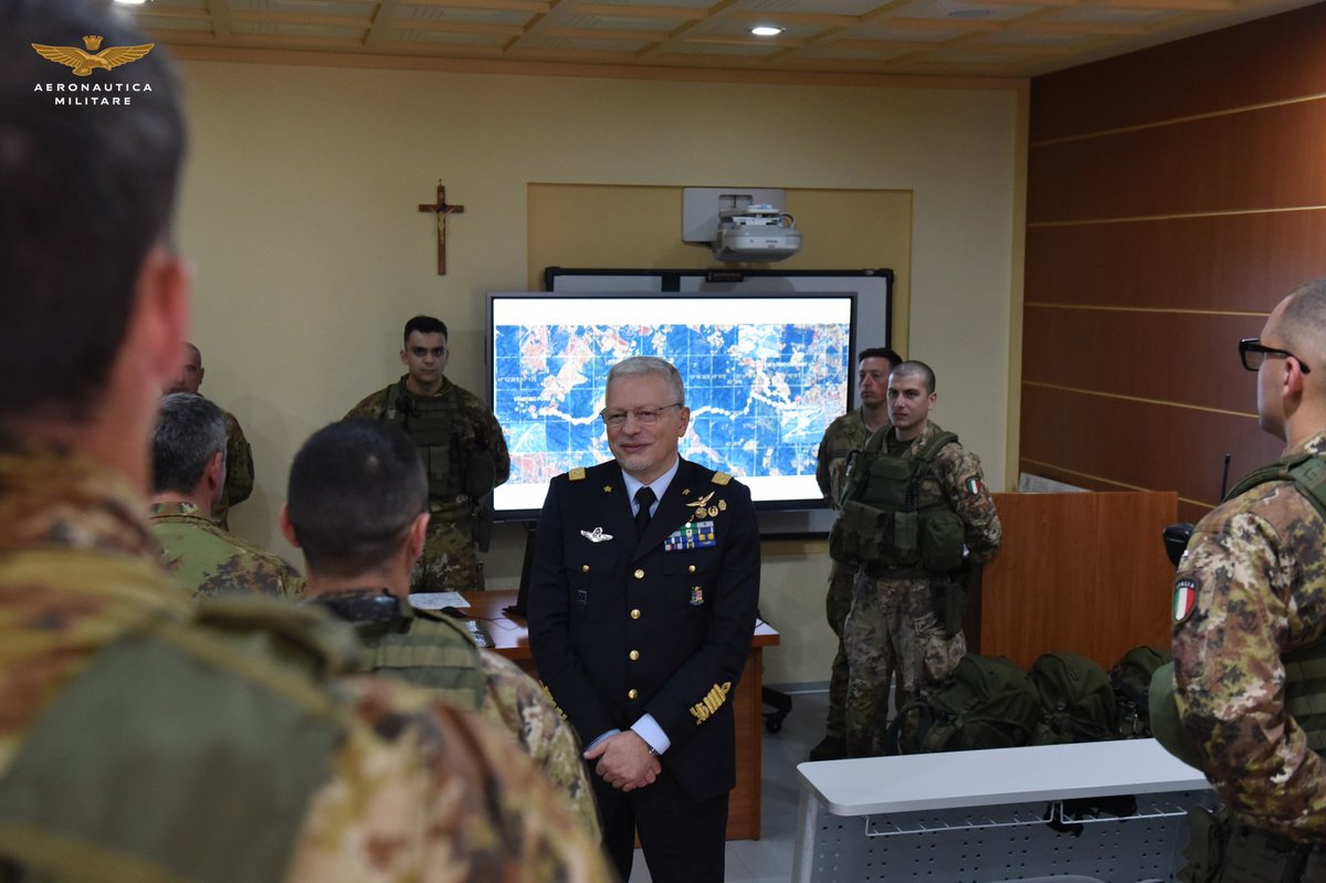 ItalianAirForce's tweet photo. Lunedì 13 e martedì 14 aprile il #CapoSMA Gen. S.A. Antonio Conserva ha visitato il 16° Stormo dell'#AeronauticaMilitare e ha incontrato il personale del Reparto, condividendo le linee strategiche e le direttrici di sviluppo della Forza Armata.
➡️https://t.co/4ezpeQY5p4 https://t.co/VIw8RkJ23s