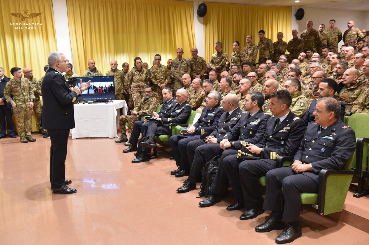 ItalianAirForce's tweet photo. Lunedì 13 e martedì 14 aprile il #CapoSMA Gen. S.A. Antonio Conserva ha visitato il 16° Stormo dell'#AeronauticaMilitare e ha incontrato il personale del Reparto, condividendo le linee strategiche e le direttrici di sviluppo della Forza Armata.
➡️https://t.co/4ezpeQY5p4 https://t.co/VIw8RkJ23s