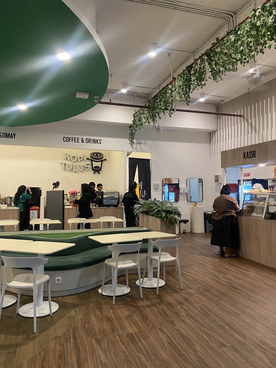 haanniiww's tweet photo. new spot unlocked di Universitas Indonesia 👀✨

📍 RS UI lantai 3
🍽️ Arcadia Food Court

tempatnya bersih, aesthetic, SUPER COMFY + banyak pilihan makanan. cocok buat nongkrong atau nugas

YUKKK MAMPIRR!!!!! #universitasindonesia #ui https://t.co/KuNKZjKmqR