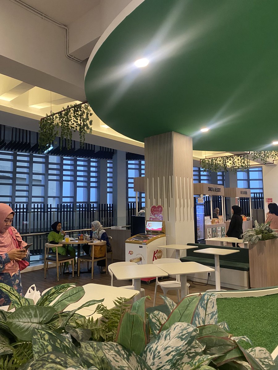 haanniiww's tweet photo. new spot unlocked di Universitas Indonesia 👀✨

📍 RS UI lantai 3
🍽️ Arcadia Food Court

tempatnya bersih, aesthetic, SUPER COMFY + banyak pilihan makanan. cocok buat nongkrong atau nugas

YUKKK MAMPIRR!!!!! #universitasindonesia #ui https://t.co/KuNKZjKmqR