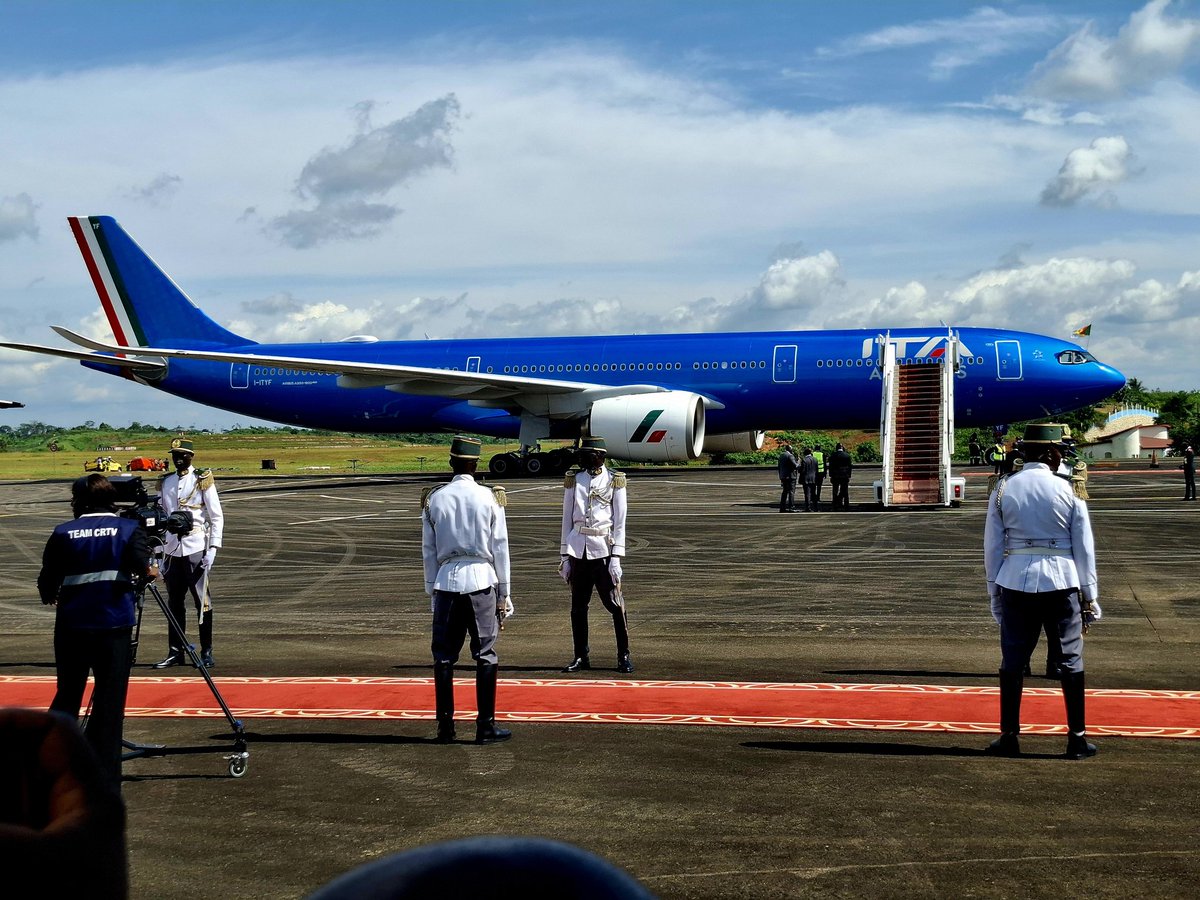 TheCameroonianZ's tweet image. Le pape Léon XIV est arrivé à Yaoundé pour une visite de 4 jours.

#PapeAuCameroun2026 #Cameroon