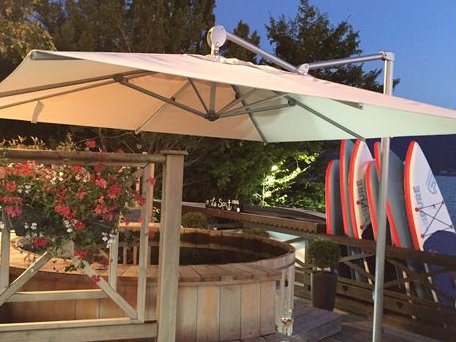 bonsplansjardin's tweet image. Profiter de sa terrasse sans craindre les coups de soleil, c'est tout l'art du parasol déporté. ⛱️ Gain de place, orientation facile et style : on vous aide à choisir le compagnon idéal de vos étés.
&amp;gt;&amp;gt; 
bons-plans-jardin.fr/guide-dachat-d…
#Jardinage #Terrasse #BonsPlans #SummerReady