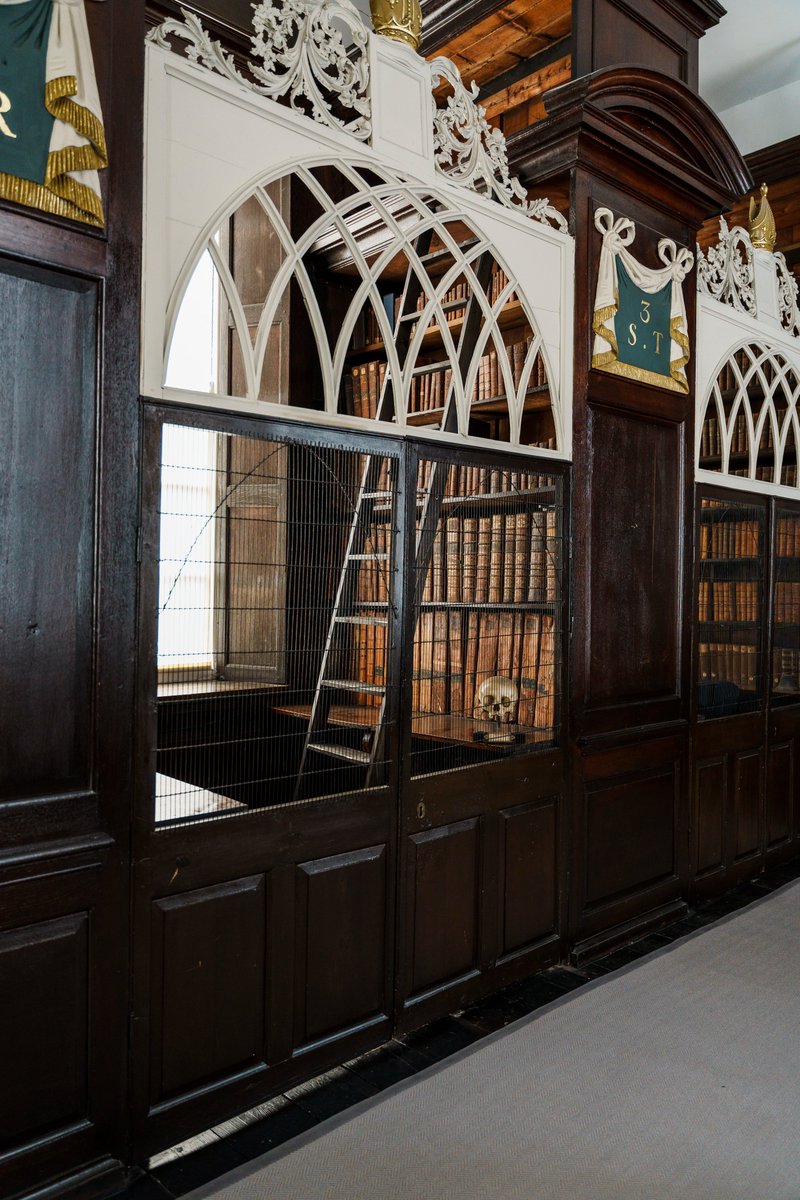 MarshsLibrary's tweet image. Applications for the inaugural 'Museum Plinth Project' close this Friday 17th April. The project offers artists a 6-month residency to engage with the collections of Marsh's Library or the National Museum of Ireland. visualartists.ie/advert/open-ca…