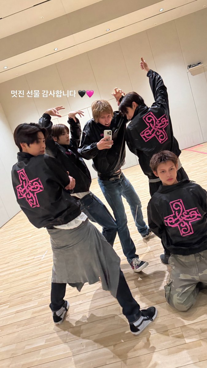 keonholds's tweet image. LOOK AT MY FIVE KITTENS