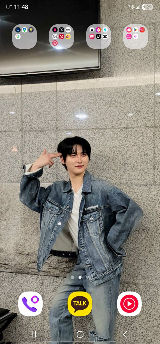 내가 찍은 사진으로 배경하는 거 짱 재밌는 거였네!!
볼 때 마다 기부니가 너무 좋아져🥹💜✨

#크래비티 #우빈