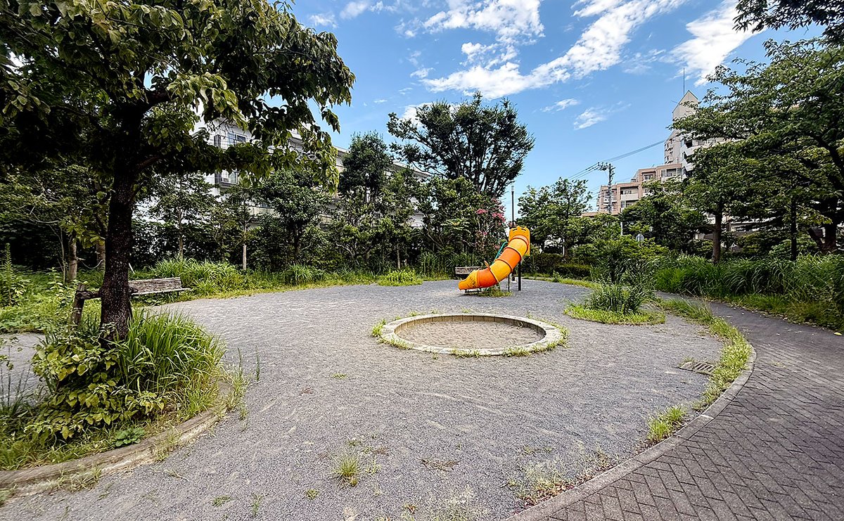 koentanbo's tweet image. 百合丘一丁目公園 | 麻生区公園探訪
koentanbo.com/asao/yurigaoka…

百合丘一丁目公園は、どこか午後の光が似合う、やわらかな気配をまとった場所である。中央には鮮やかなオレンジ色の複合遊具が据えられ、その明るさが周囲の空気を少しだけ弾ませている。

#公園 #park #麻生区 #百合丘一丁目公園