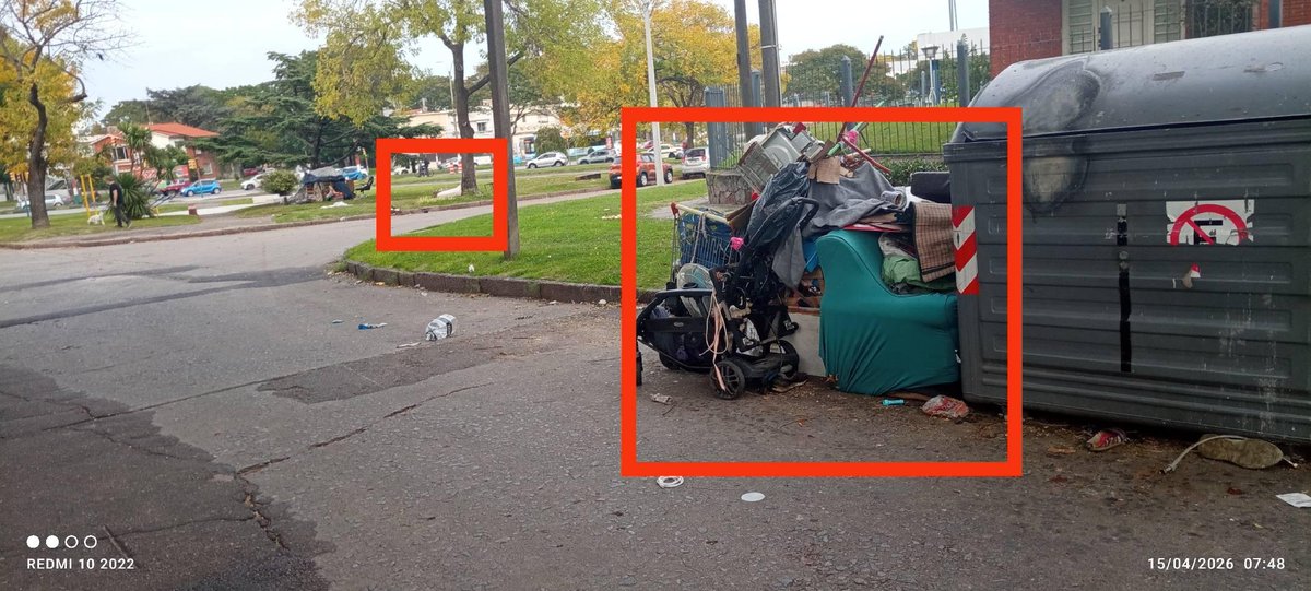 marurosello's tweet photo. Esto no es una película.
Es Montevideo hoy.
Basura, abandono… y termina en incendio poniendo en riesgo a quienes habitan o pasan por ahí.
¿Cuánto más tiene que pasar para que reaccionen?

📍Plazuela Santiago Luz https://t.co/aFh2MM3IjD
