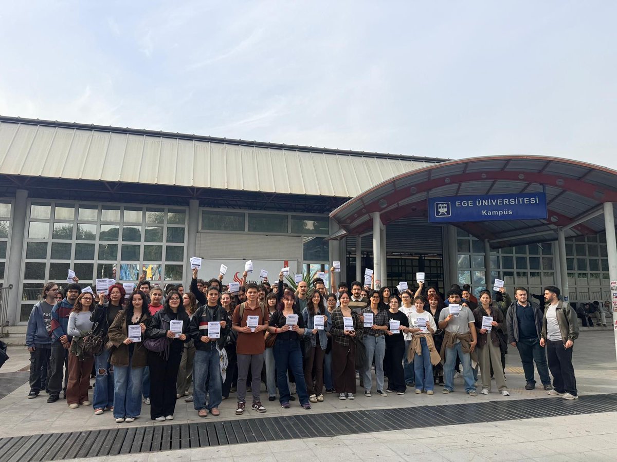 OgrenciSen_'s tweet photo. Bugün yine aynı yerdeyiz ama bu kez birbirimizden aldığımız güçle daha daha da kararlıyız!

Kampüslerimizi hiçbir gerici gruba bırakmaya niyetimiz yok. Gücümüz yan yana gelmekten doğuyor, geri adım atmıyoruz!

📍Ege Üniversitesi https://t.co/htMNsr8zfj