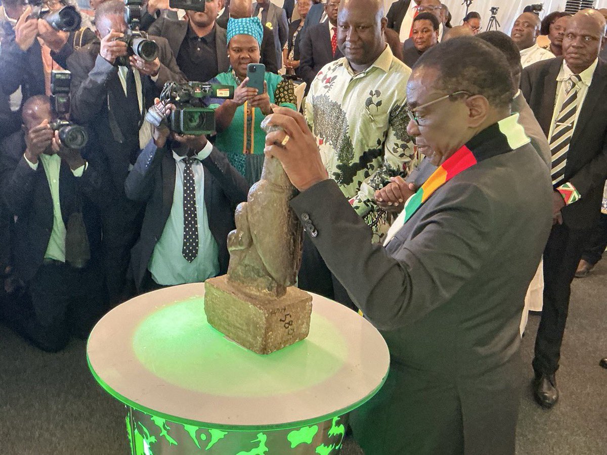 enkudheni's tweet image. #Zimbabwe

Spiritual🦅🙏🏿

A Bird of the Munhumutapa Kingdom has landed home🛖, indeed a significant moment for Zimbabwe🇿🇼

Returned after 137years, the soapstone bird is one of eight original "Zimbabwe Birds" looted from Great Zimbabwe in the late 19th century. It was taken by