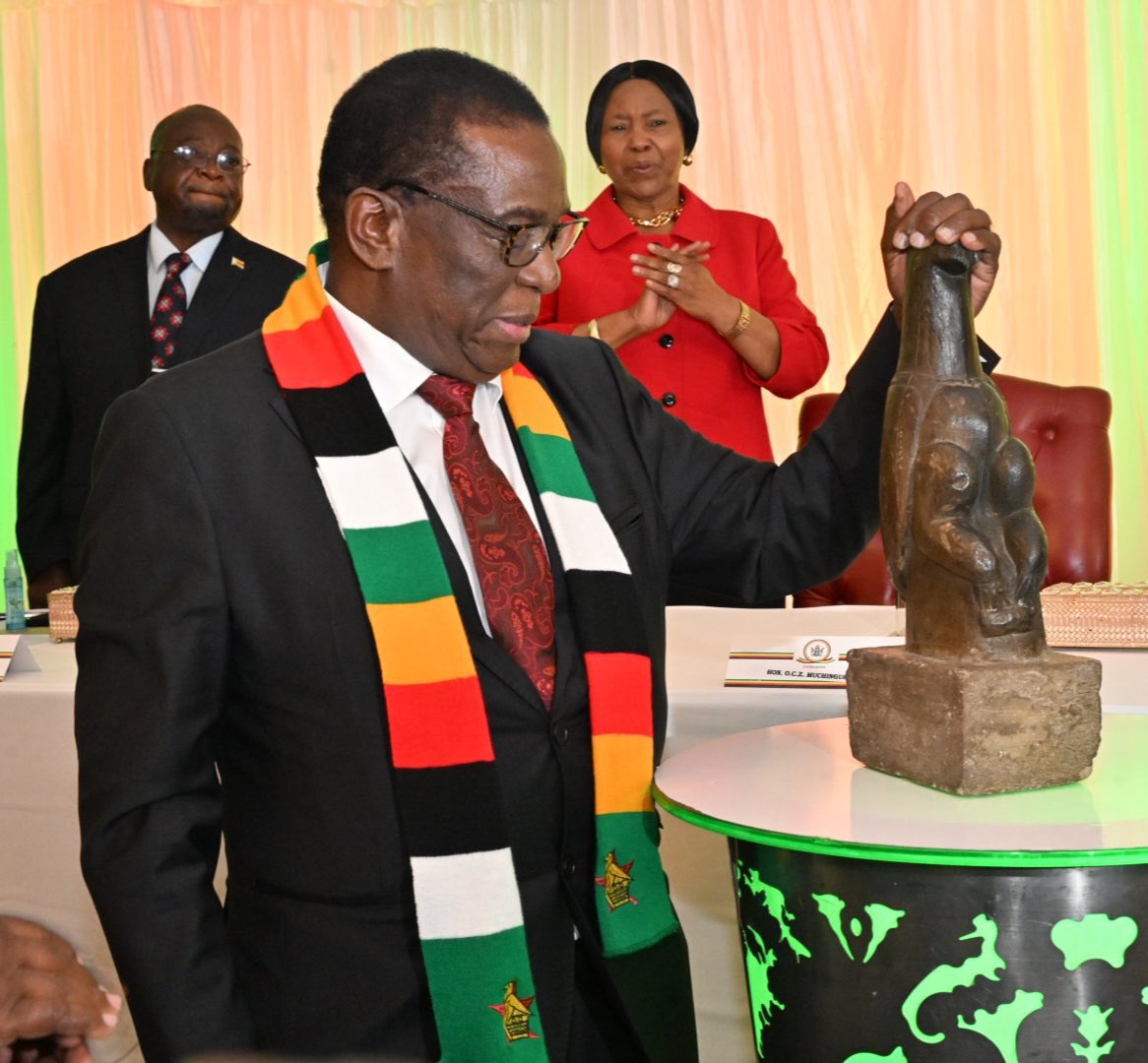 enkudheni's tweet image. #Zimbabwe

Spiritual🦅🙏🏿

A Bird of the Munhumutapa Kingdom has landed home🛖, indeed a significant moment for Zimbabwe🇿🇼

Returned after 137years, the soapstone bird is one of eight original "Zimbabwe Birds" looted from Great Zimbabwe in the late 19th century. It was taken by