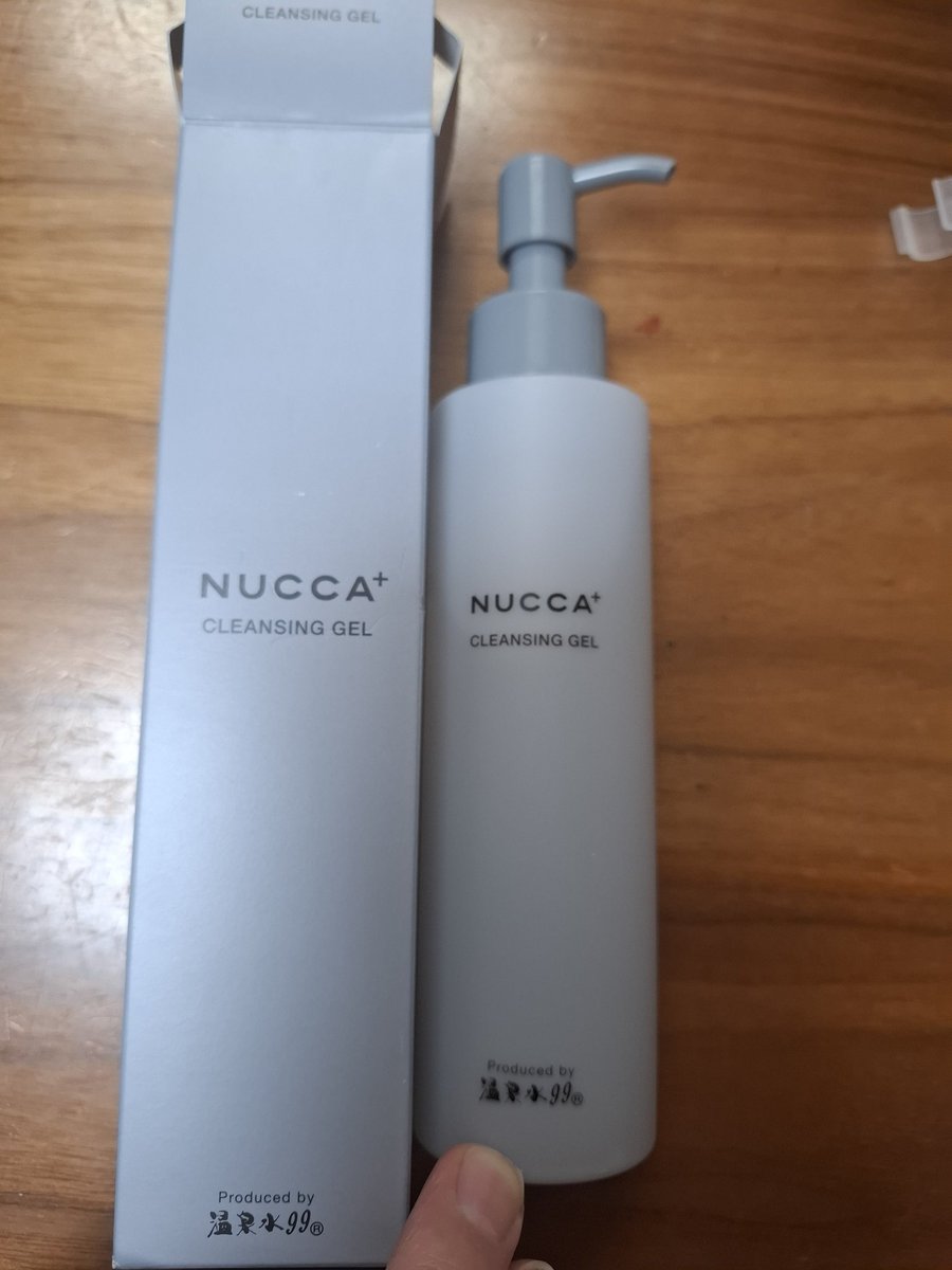 rierie226's tweet photo. NUCCA+クレンジングジェルは温泉水99の油になじみやすくメイクや余分な皮脂汚れを浮かせて落とす。温泉あがりのようなうるおいと透明感を素肌に届けてくれる所も良かった。2~3プッシュ程度だけどしっかりと延びて肌に馴染む
#クレンジングジェル
#NUCCA
#温泉水99
#エスオーシー株式会社
#高知産ゆず https://t.co/hX4jxJXwbG