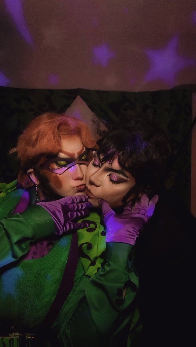 PuzzlingPrincey's tweet photo. We really are quite dashing. ~ 

#myface #riddlercosplay #riddlebird #nygmobblepot #riddler #theriddler https://t.co/kL8y5HMEZB