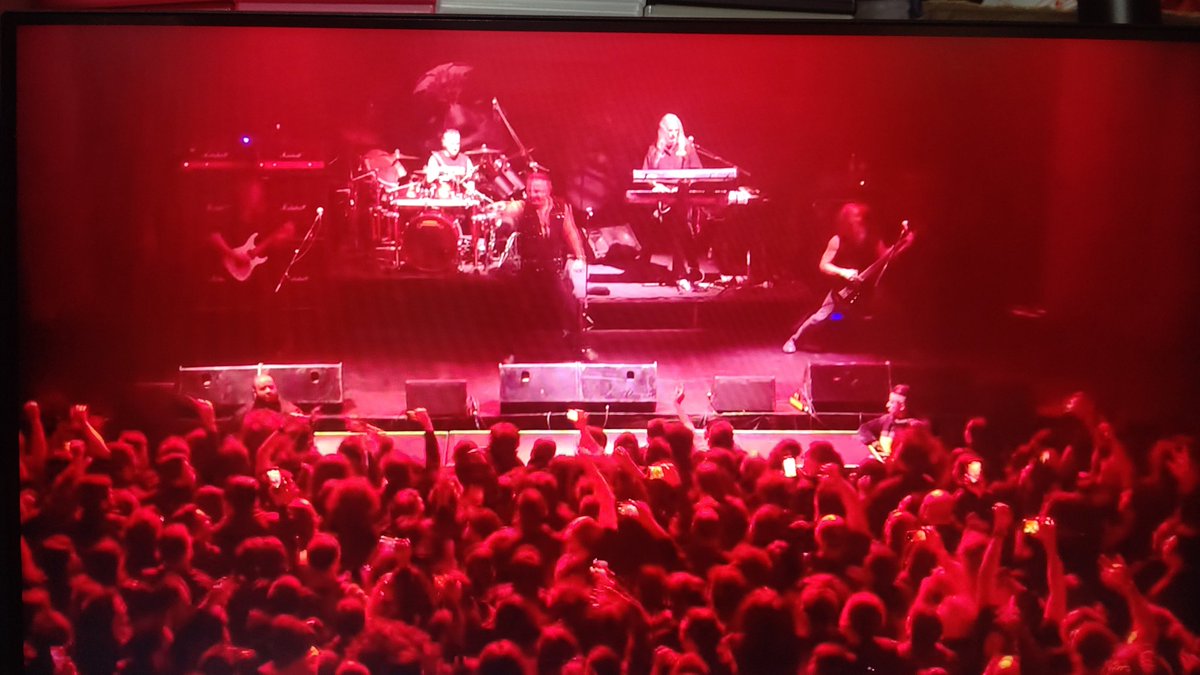 shaburekz's tweet photo. Symphony X🎭️
バンドのアンサンブルが最高なんよ🎶
テクニカルな曲なのに余裕で弾きこなしてるし🎸
小さい箱だけど観客の熱唱っぷりが半端無ェ❕
そろそろアルバム出してくれんかなー💿️
#SymphonyX https://t.co/2yfVwEkblG