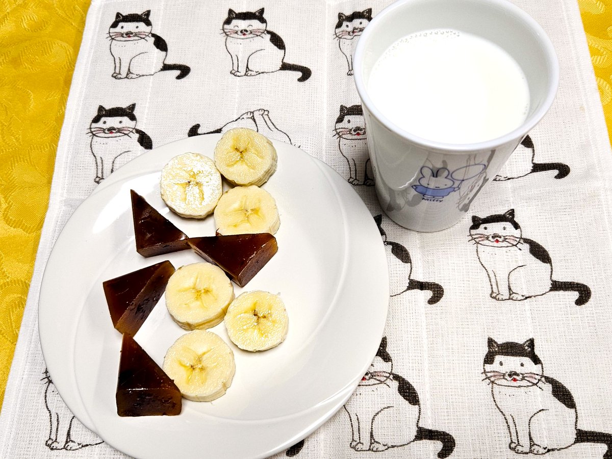#牛乳チャレンジ
クーラーがつくのか？ジャッジの日
ヒトがはいれる部屋にするため
未だかつてない　スピードで動くｗｗｗ
設置予定ヶ所の真下にPCあるからさ～
ずらして　慌てて配線
ドキドキしながら電源ON
🌟　現在に至る♬
工事終わるまで　部屋きれい
たぶん・・。