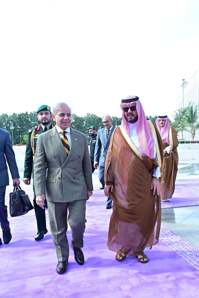 ExpressNewsPK's tweet image. PM Shehbaz Sharif Arrives in Jeddah ⚠️ Key Meeting with Crown Prince MBS Ahead
#ShehbazSharif #SaudiArabia #MBS #BreakingNews #PakistanSaudiRelations #Diplomacy #WorldPolitics #Geopolitics #MiddleEast #GlobalAffairs #TrendingNow #NewsUpdate