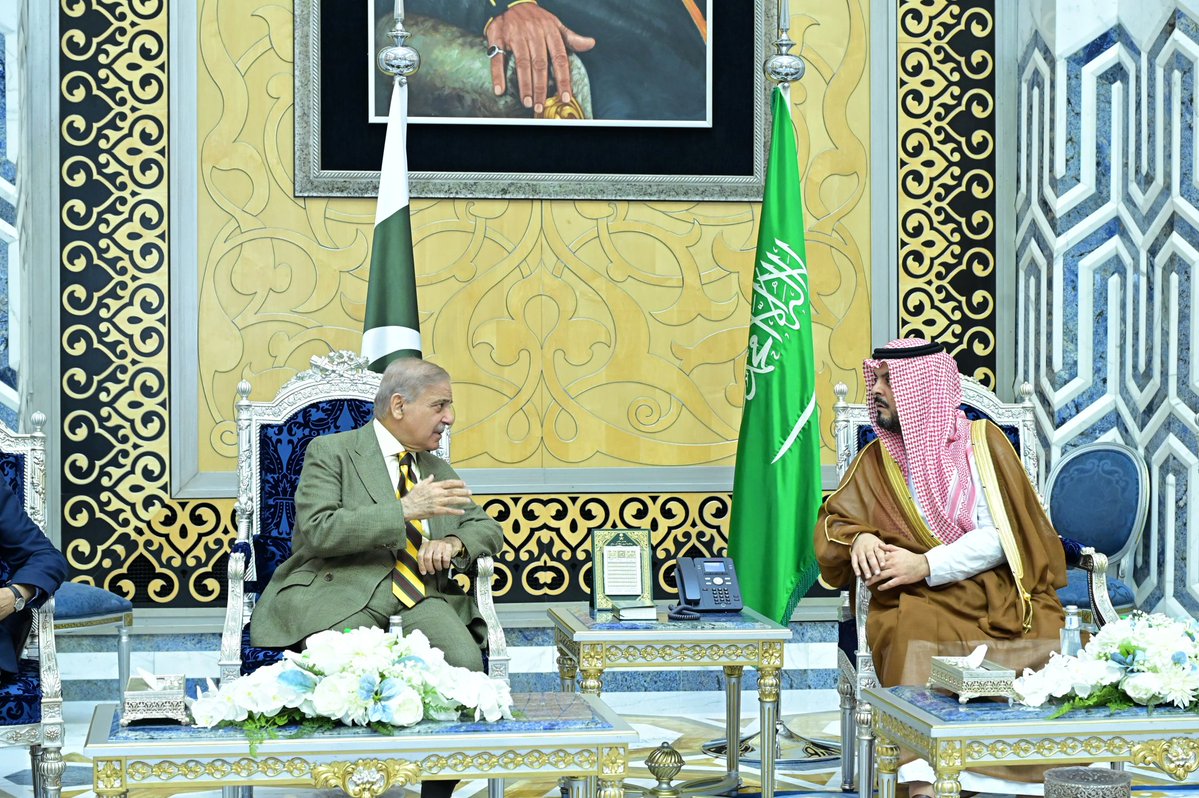 ExpressNewsPK's tweet image. PM Shehbaz Sharif Arrives in Jeddah ⚠️ Key Meeting with Crown Prince MBS Ahead
#ShehbazSharif #SaudiArabia #MBS #BreakingNews #PakistanSaudiRelations #Diplomacy #WorldPolitics #Geopolitics #MiddleEast #GlobalAffairs #TrendingNow #NewsUpdate