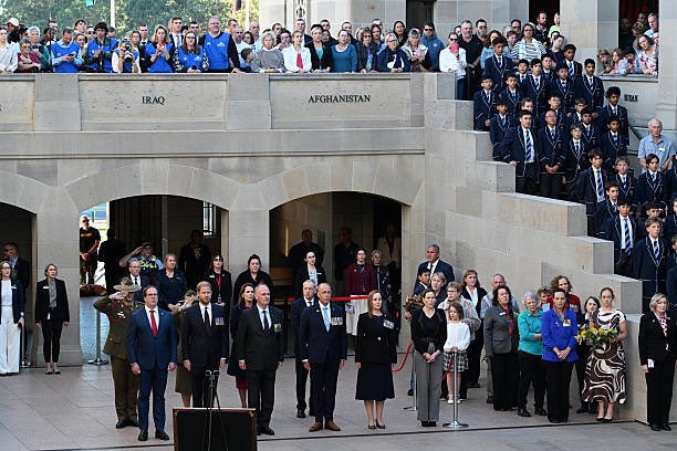SussexPulseHub's tweet image. Prince Harry joined Minister Matt Keogh and leaders at the Australian War Memorial for the Last Post Ceremony. Seeing the Duke lay a wreath to honor the fallen reminds us that service is forever. 🕊️🎖️
Lest we forget.
#PrinceHarry #Canberra #LestWeForget