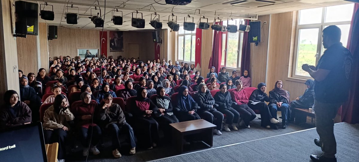 CinarKizAnadolu's tweet photo. Diyarbakır Emniyet Müdürlüğü tarafından okulumuz öğrencilerine Siber Suçlarla ilgili eğitim verildi. 
@Z_Erdogan53 @Diyarbakirmem @sadoglu_salih @ysfgzl0 @cinarkaymakamlk @mebcinarmem https://t.co/Oc7WhuPEyf
