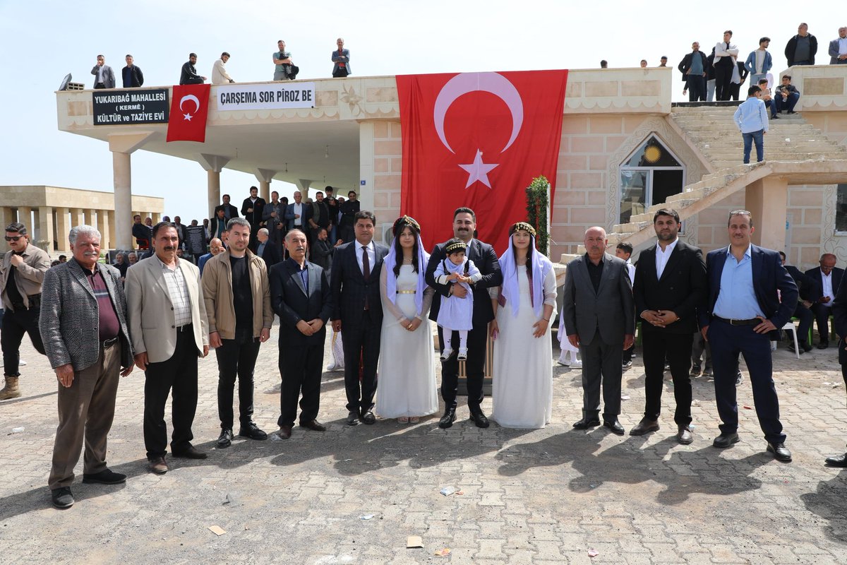 Vir_Kaymakamlik's tweet photo. 📍 Yukarıbağ Mahallesi || Çarşema Sor Bayramı 

Kaymakamımız Sn. Kemal Ülkü, Yukarıbağ Mahallesi’nde düzenlenen Ezidi vatandaşlarımızın Çarşema Sor (Kızıl Çarşamba) Bayramlaşma Programı’na katıldı.

Bölgemizin kadim kültürel zenginliğini yansıtan bu anlamlı günde vatandaşlarımızla bir araya gelen Kaymakamımız, Ezidi inancında yeni yılın başlangıcı ve baharın müjdecisi olarak kabul edilen Çarşema Sor Bayramı kutladı.

Kaymakamımız, devletimizin kapsayıcı ve kuşatıcı anlayışı gereği tüm vatandaşlarımızın yanında olduklarını vurgulayarak, bu tür özel günlerde birlik ve beraberliğin daha da güçlendiğini ifade etti. Vatandaşlarımızı hiçbir zaman yalnız bırakmadıklarını belirten Kaymakamımız, farklılıkların toplumumuzun en büyük zenginliği olduğunu dile getirdi.

Çarşema Sor Bayramı’nın; barışa, kardeşliğe ve huzura vesile olmasını temenni ediyoruz. 🌿

@KemalUlku_Mia