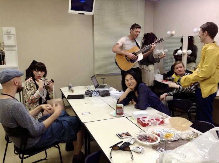 YukaOgura's tweet image. ムームといえば、いつも楽屋に入れてもらってたっけ。これは2013年の東京公演の時の一枚。私も今より若かった（当たり前だが）。もう一枚は去年11月、プレス用にやったライブのひとこま。数日後、ハルパの大会場でライブをやりました。どちらも聴きに行った。今でも大好きなグループ。
#múm