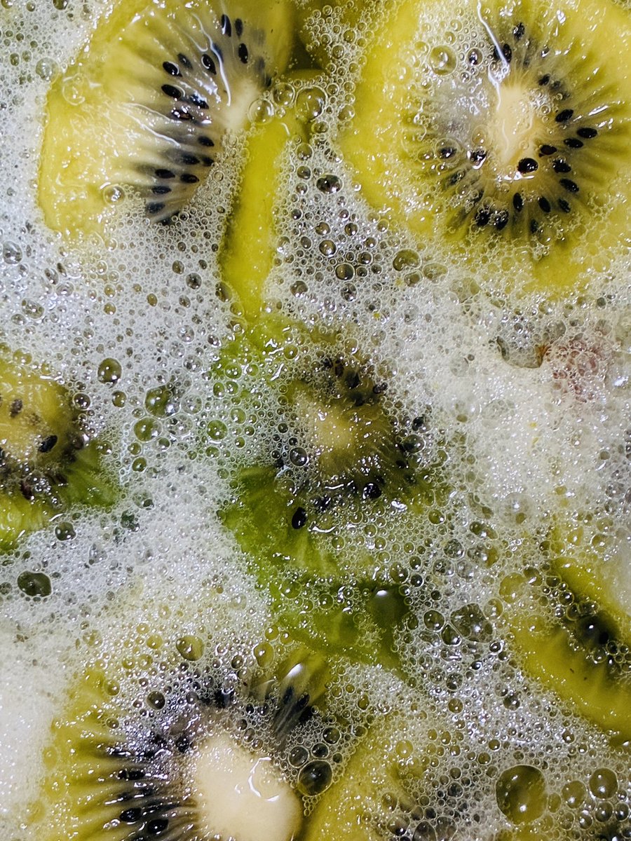 coco2fruit's tweet photo. 🥝キウイ〜酵素が元気😄感動の瞬間✨✨✨
エキスと発酵ドライフルーツ全部入れて炭酸水で割るだけ💓 https://t.co/FlIMbwrAzm