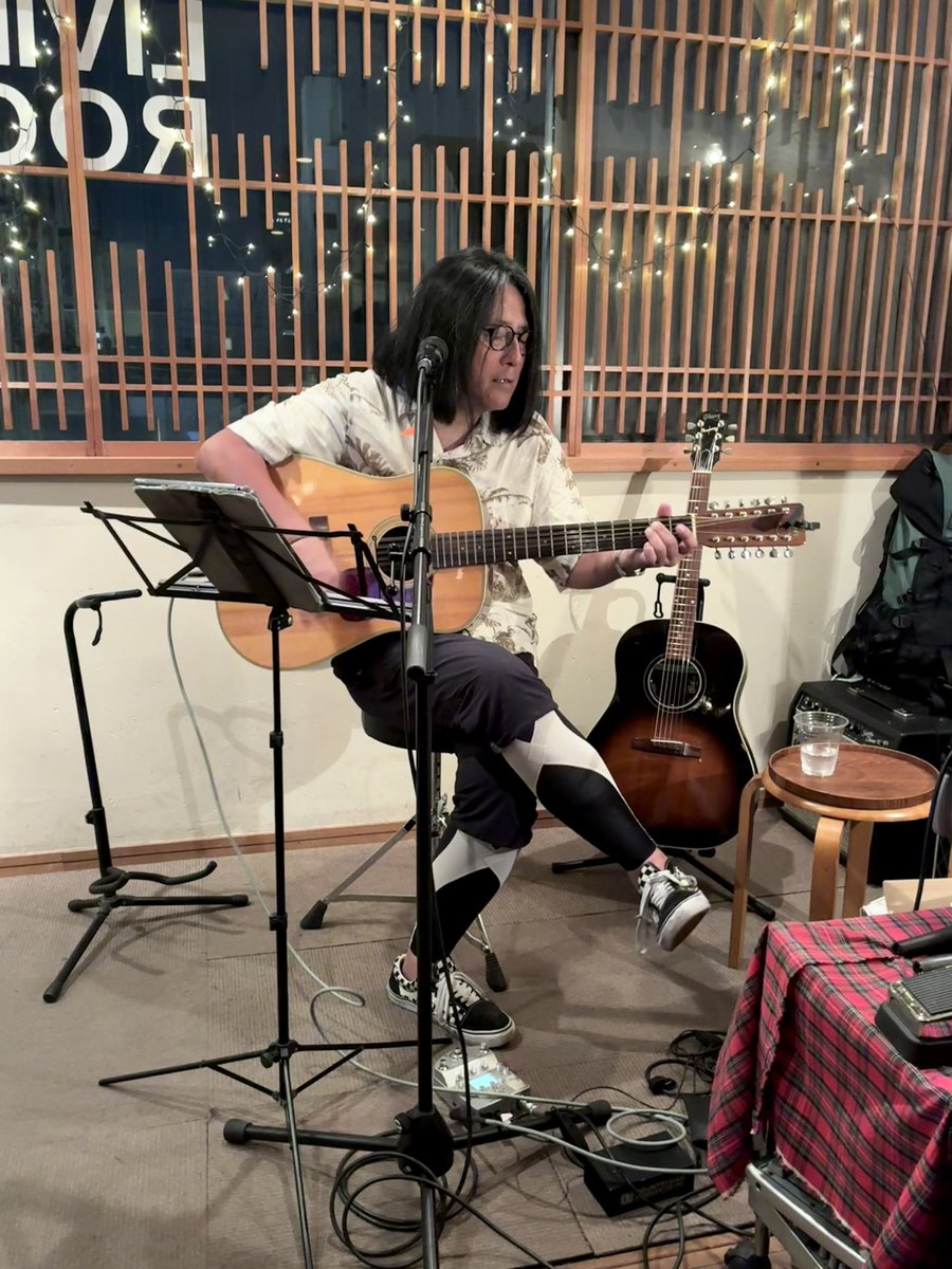 ykp69's tweet photo. #石田ショーキチ ロードバイクツアー
「誕生月くらい俺の好きにさせろ」
day4! 4/15 at 静岡Living room
地元静岡の暖かい雰囲気のライブ🌈
楽しかった〜😊
ところで
CD表記はRainingだけど
ショーキチさんが曲紹介するときは
It’s Raining と言う
どっちなんだろう
#SpiralLife #ScudeliaElectro https://t.co/w9lO2S9wsX