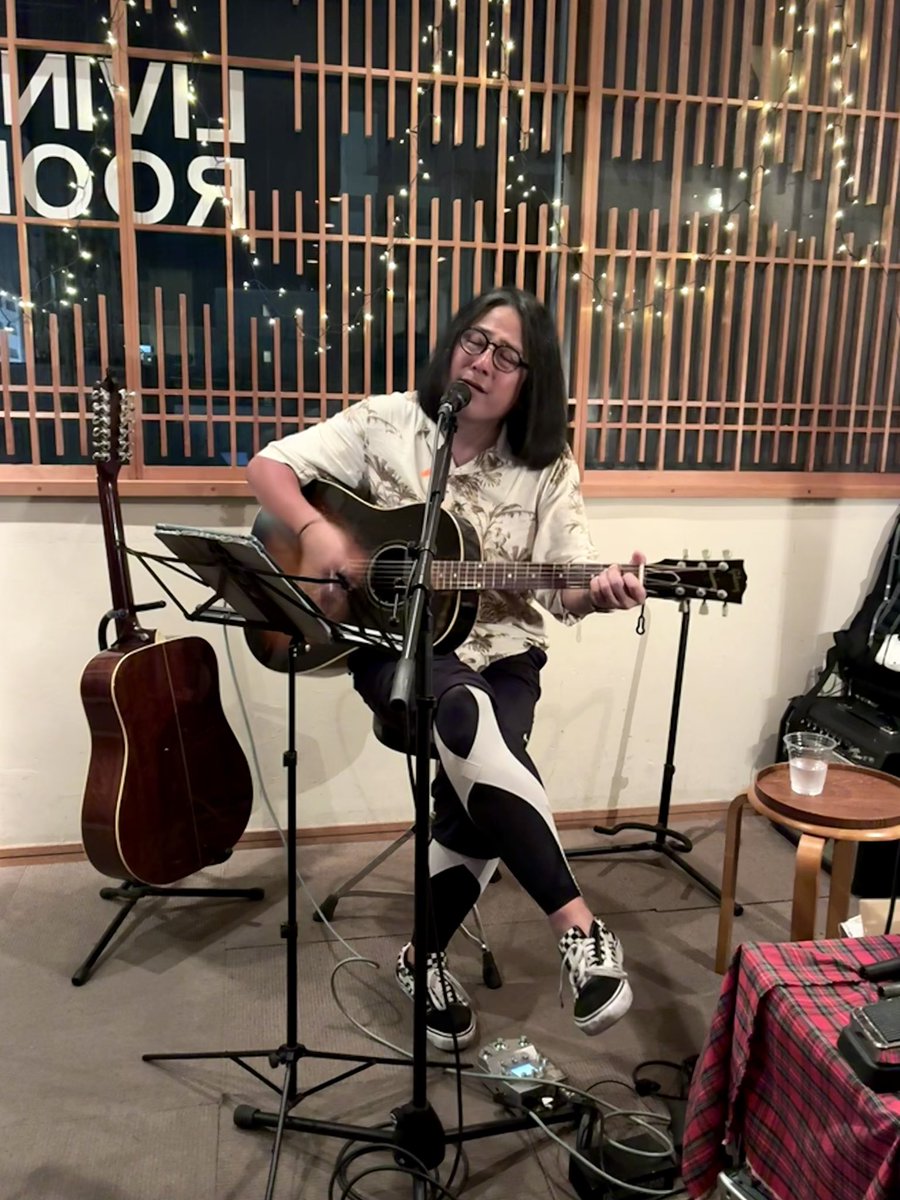 ykp69's tweet photo. #石田ショーキチ ロードバイクツアー
「誕生月くらい俺の好きにさせろ」
day4! 4/15 at 静岡Living room
地元静岡の暖かい雰囲気のライブ🌈
楽しかった〜😊
ところで
CD表記はRainingだけど
ショーキチさんが曲紹介するときは
It’s Raining と言う
どっちなんだろう
#SpiralLife #ScudeliaElectro https://t.co/w9lO2S9wsX