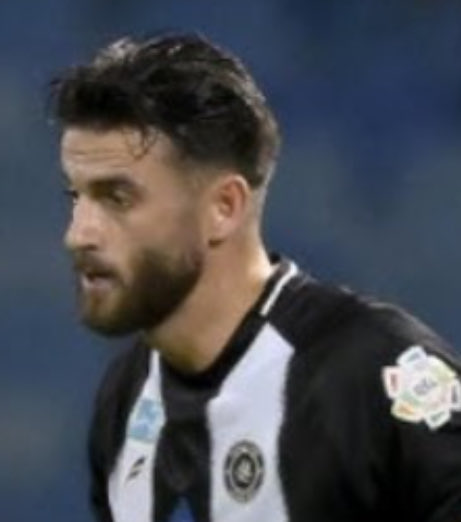 بطل وحش 
اعتذارك يدل على احترامك لنفسك ولغيرك
وغيرك فعل اكثر مما عملت ولا اعتذار ولا عقوبه 
مستحيل اكون ضدك وانت تمثل الشباب
الجميع يخطئ لكن المحترم من يعتذر 👏
شكرا هوت 🌹