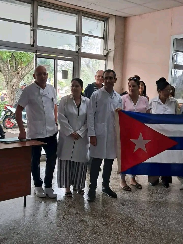 La lluvia nos cambió el lugar pero no el lanzamiento de la convocatoria al 1ro de Mayo en el Hospital Pediátrico Holguín Octavio De la Concepcion de la Pedraja. Porque... #LaPatriaSeDefiende 
#CubaPorLaVida 
#HonorHolguinero 
#PorCubaJuntosCreamos