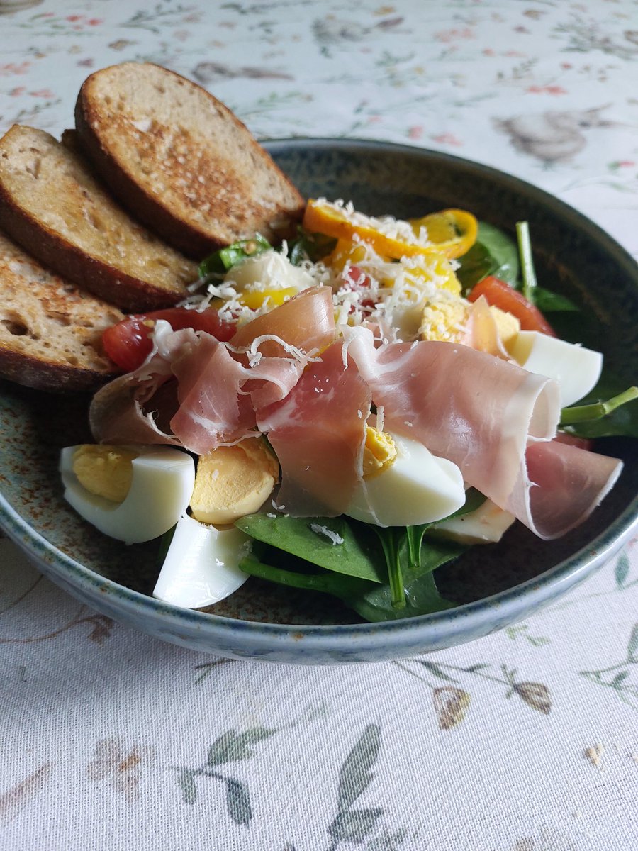 M_B_art's tweet image. #salad : #spinach , red and yellow peppers, cucumber, white radish, tomatoes, red onion, mozzarella, boiled eggs, olive oil, mustard, orange juice, salt, pepper, prosciutto, grana padano, balsamic vinegar, #ilikecooking