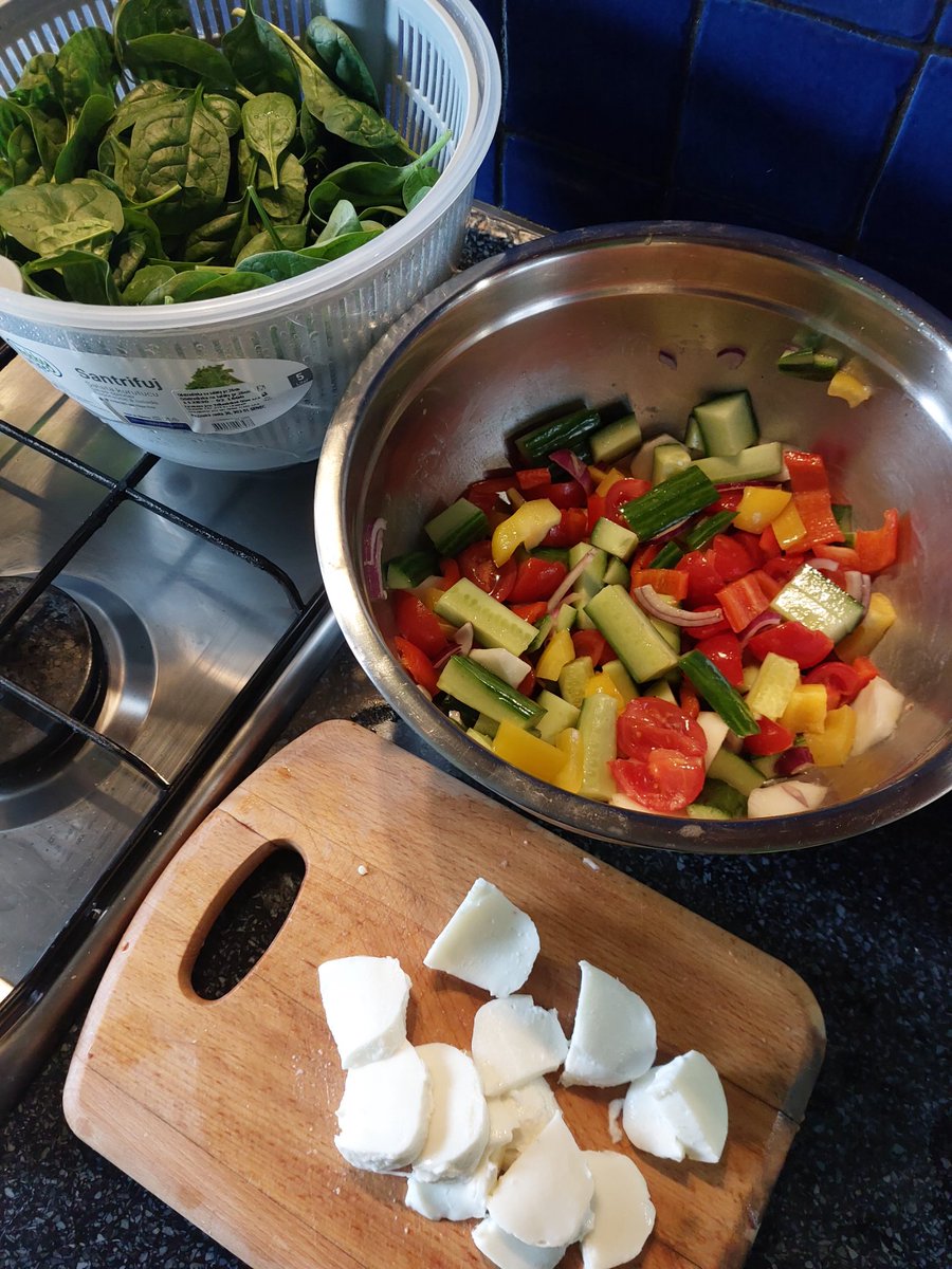M_B_art's tweet image. #salad : #spinach , red and yellow peppers, cucumber, white radish, tomatoes, red onion, mozzarella, boiled eggs, olive oil, mustard, orange juice, salt, pepper, prosciutto, grana padano, balsamic vinegar, #ilikecooking