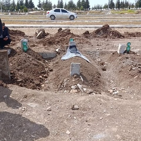 pusholder's tweet photo. Şanlıurfa’da okula saldırarak aralarında öğrencilerin de olduğu 16 kişiyi yaralayan ve ardından intihar eden şahıs, gece saatlerinde toprağa verildi. (İHA) https://t.co/oiom7WQ6oT