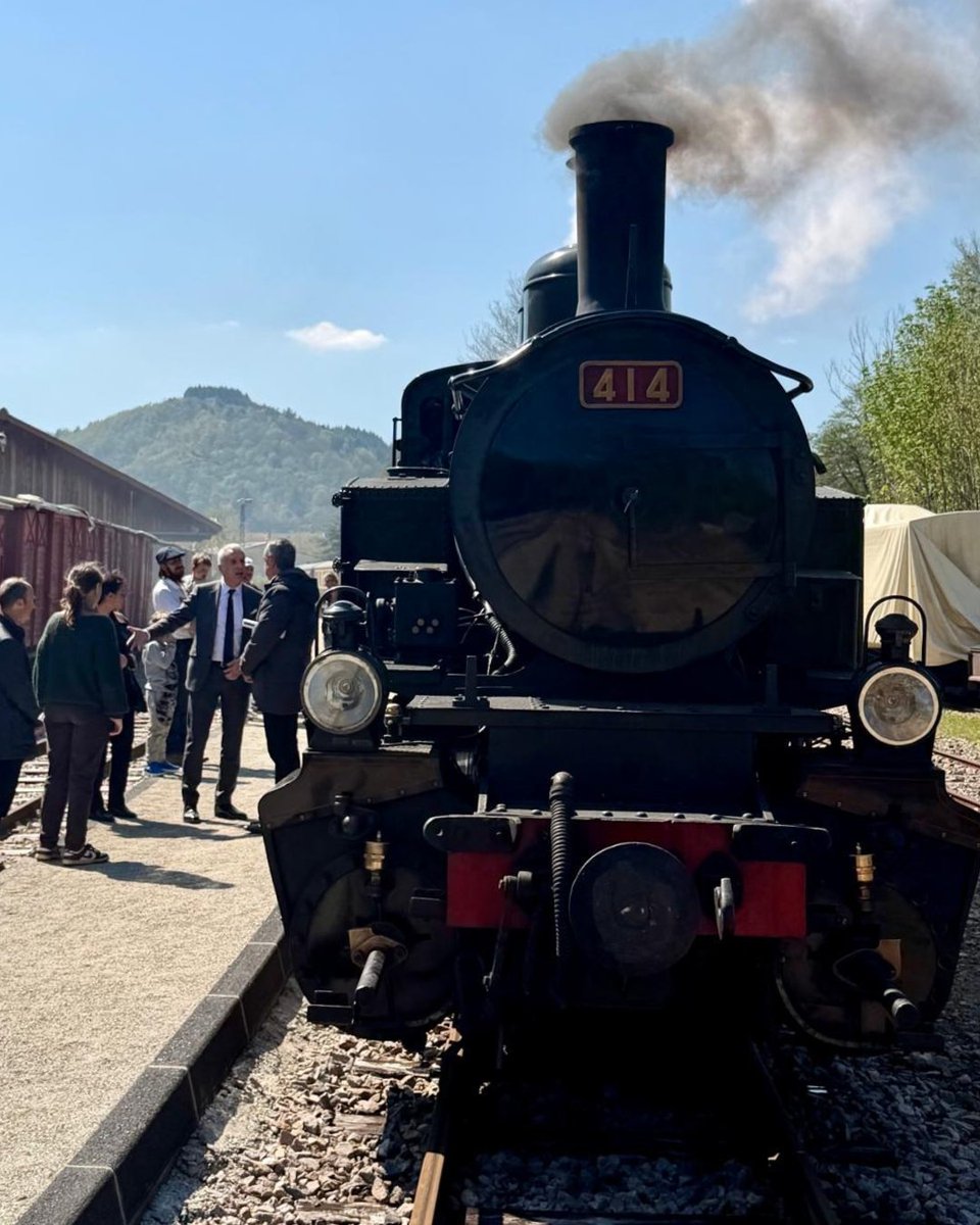 Prefet07's tweet image. #Tourisme | Visite du Mastrou - Chemin de fer du Vivarais à Lamastre 🚂

 Ce mercredi 15 avril, le préfet de l’Ardèche, Benoît Trévisani, s’est rendu à Lamastre pour visiter les ateliers de maintenance du célèbre train touristique « Le Mastrou », qui parcourt l’ancienne ligne du