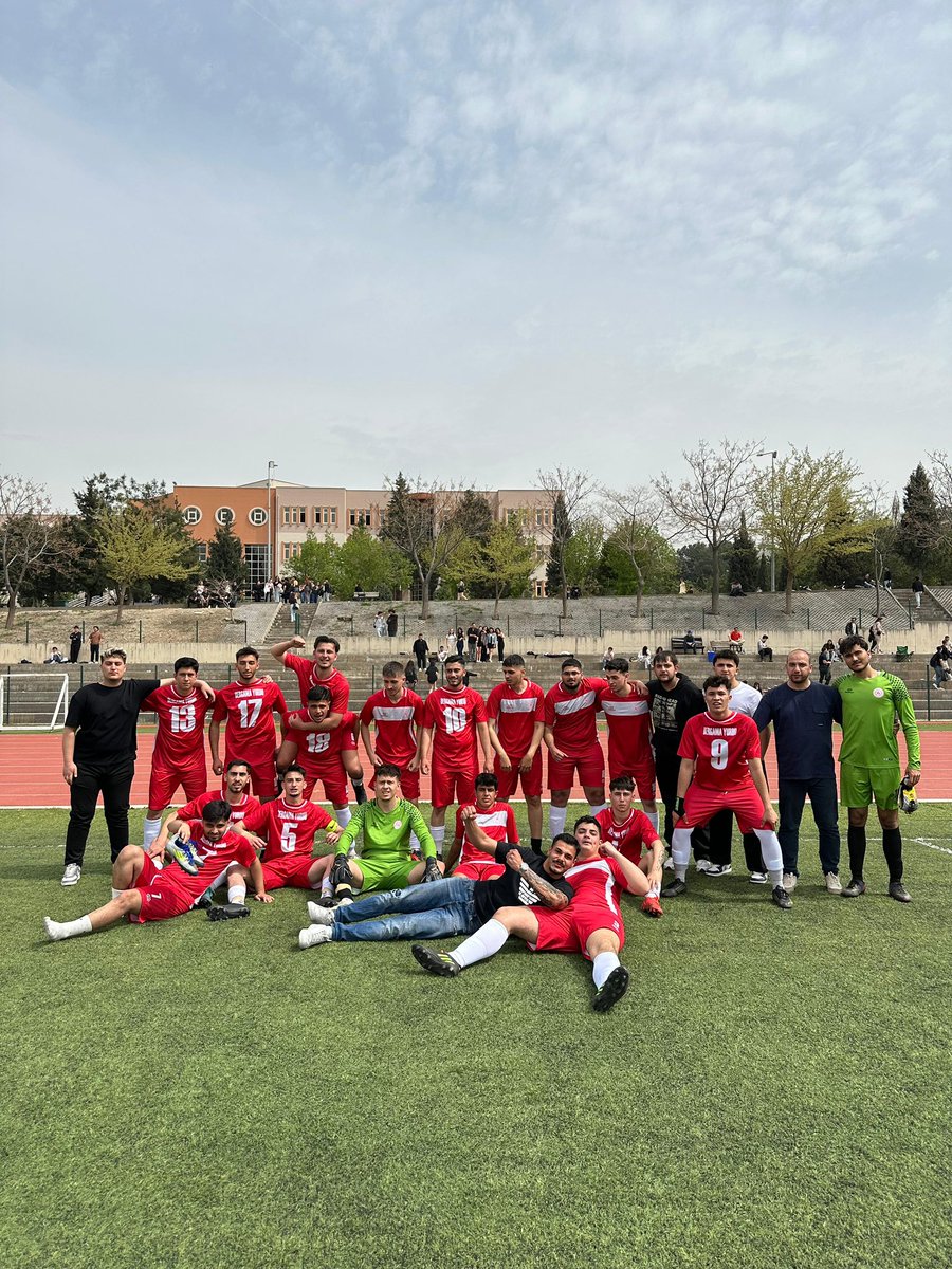 DeuMeslek's tweet photo. Bu yıl düzenlenen Rektörlük Kupası Futbol Turnuvası’nda Turizm Fakültesi ile oynadığımız karşılaşmayı 2-1 (Ömer X 2) kazanarak bizleri gururlandıran öğrencilerimizi yürekten tebrik ediyor, turnuvanın devamında başarılarının sürmesini diliyoruz. https://t.co/NlwYL6Qu1N