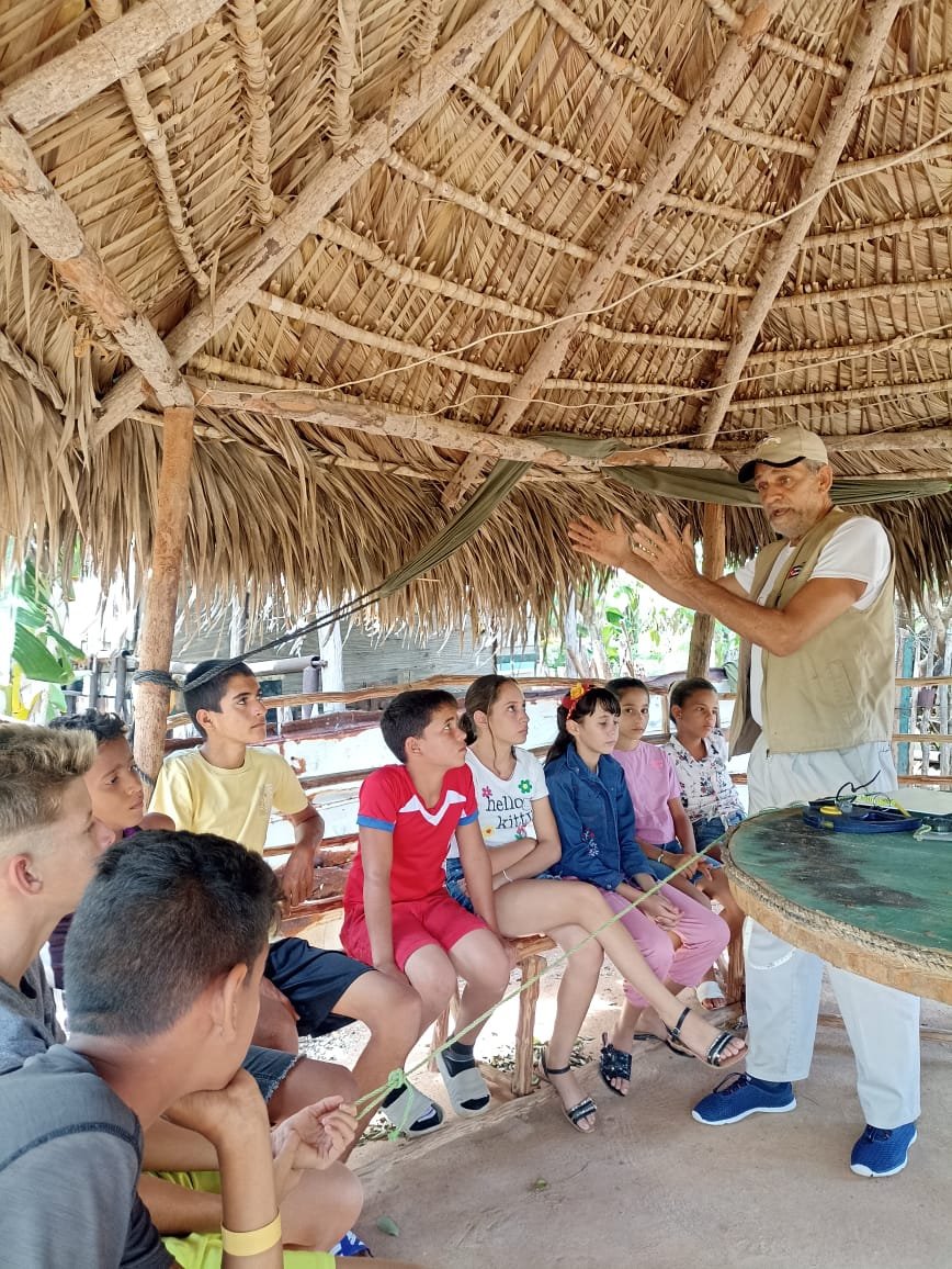 CPLL_Gtmo's tweet photo. 🇨🇺🥳‼️📖👀Expedición cultural Conquistando lectores, llega hasta el municipio de Maisí donde participan los niños de la escuela primaria Alfredo Noa Díaz , con el ✍️escritor Alexis Morales Prada.🇨🇺📚‼️📖👀 https://t.co/HIiFItnNT9