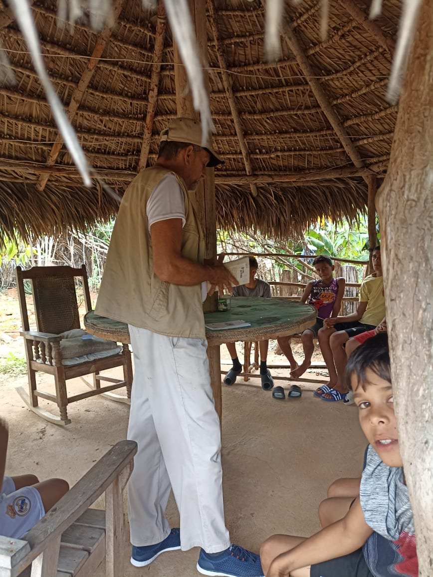 CPLL_Gtmo's tweet photo. 🇨🇺🥳‼️📖👀Expedición cultural Conquistando lectores, llega hasta el municipio de Maisí donde participan los niños de la escuela primaria Alfredo Noa Díaz , con el ✍️escritor Alexis Morales Prada.🇨🇺📚‼️📖👀 https://t.co/HIiFItnNT9