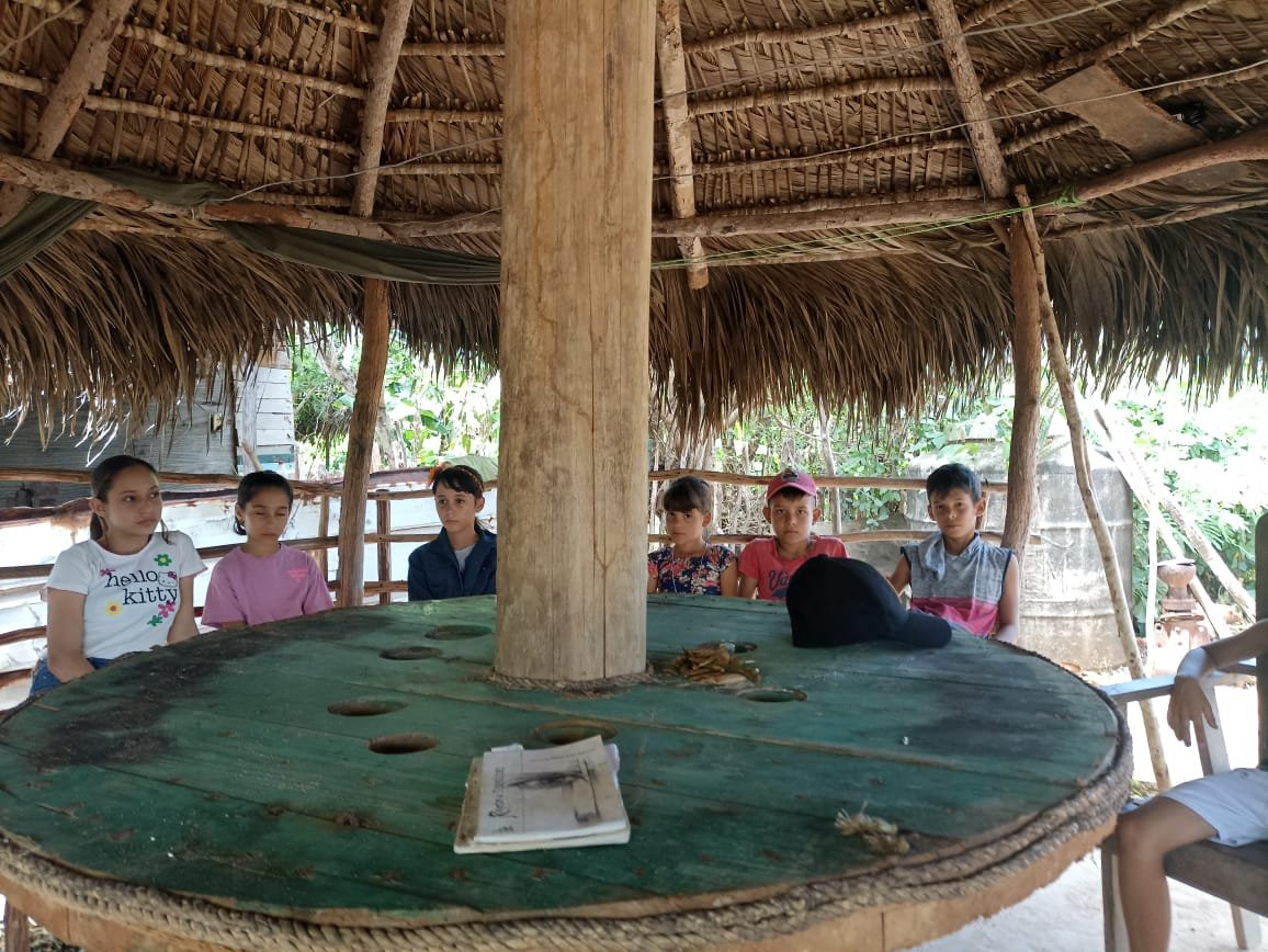 CPLL_Gtmo's tweet photo. 🇨🇺🥳‼️📖👀Expedición cultural Conquistando lectores, llega hasta el municipio de Maisí donde participan los niños de la escuela primaria Alfredo Noa Díaz , con el ✍️escritor Alexis Morales Prada.🇨🇺📚‼️📖👀 https://t.co/HIiFItnNT9