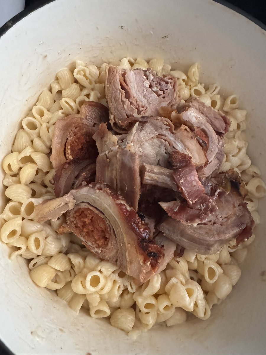 Tentation145L's tweet photo. 🐾 Tyson & Fleur :
Les poules VIP ont pondu, donc on ne rigole pas ce soir 😎
🥚 œufs durs premium
🍖 Orloff chorizo/poivron version luxe
🍝 pâtes crème + HV pour faire sérieux
Maman ? Claquée au sol 😴 on s’occupe de tout
#VIPKitchen #TeamFouRire #TysonFleur #RepasDuSoir https://t.co/rlUGl7huEa
