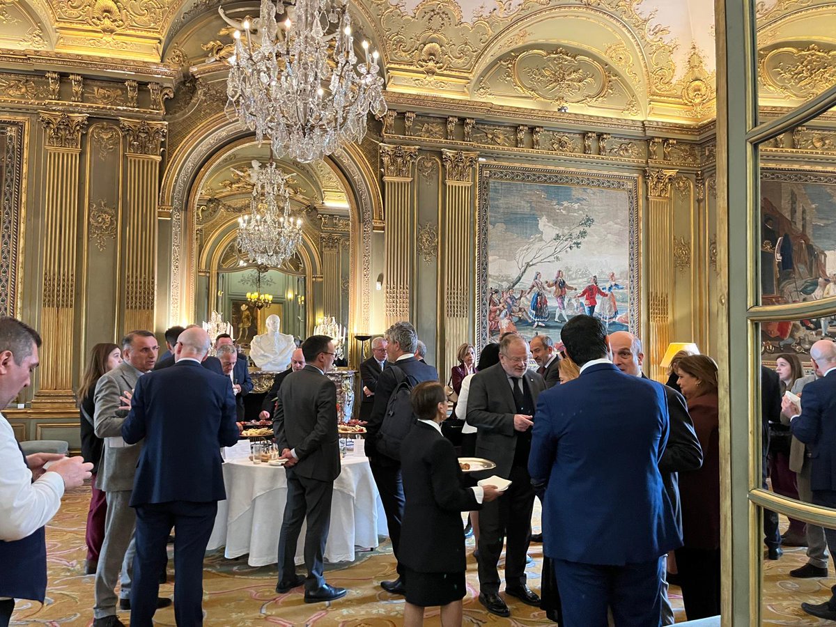 EmbEspFrancia's tweet photo. Reunión de Embajadores de los países miembros de @CIHEAM junto con Embajadores de otros países mediterráneos. 
Se ha destacado la importancia de la cooperación reforzada en cuestiones como formación agraria especializada, gestión del agua o cambio climático. https://t.co/RJMpKvsz0H