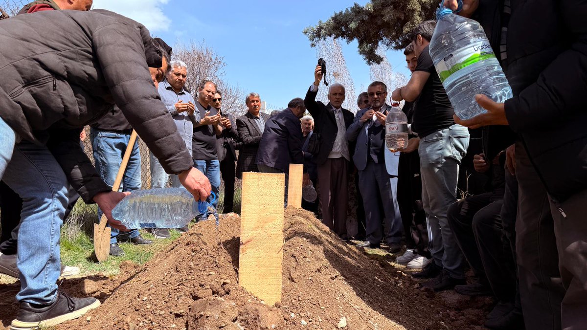 aerkan080's tweet photo. HASAN BALCI SON YOLCULUĞUNA UĞURLANDI

Dünyadaki iki evladı cezaevinde olan, kendisi de iki yıl cezaevinde kaldıktan sonra beraat eden KHK'lı bürokrat Hasan Balcı Ankara'nın Hasanoğlan ilçesinde defnedildi.

Biri Sincan'da diğeri Antalya'da tutuklu iki oğlunun cenaze törenine katılmasına izin verilmedi. Balcı'yı toprağa yakınları koydu.
Definden sonra Hasan Balcı'nın yaşlı annesi ile Gökhan ve Halil Balcı'nın eşleri ve torunları mezar başında dua etti.

HASAN BALCI NASIL ÖLÜME SÜRÜKLENDİ?

Çocukları TSK'da, kendisi de Atatürk Araştırma Merkezinde saygın bir bürokrat olan Hasan Balcı'nın hayatı 15 Temmuz 2016'da bir daha düzelmemek üzere kırıldı.

15 Temmuz'un karanlık figürü Adil Öksüz tarafından 3 defa arandığı gerekçesiyle tutuklandı. 2 Yıl süren tutukluluk ve yıllar süren yargılama sonrasında beraat etti.

Hasan Balcı, dışarı çıktıktan sonra darbe girişimine katıldıkları iddia edilen iki oğlu için kamu zararına yol açtıkları nedeniyle tazminat davaları açıldı. 
Gölbaşı Asliye 8 asliye mahkemesi tedbir Kararı verirken Gölbaşı icra dairesi icra kararı verdi.
 
Balcı'nın mal varlıkları üzerinde tedbir koymuş, aynı zamanda icra kararı verilmişti.
Bu nedenle tazminatları ödeyemiyordu.

Balcı, beraatının yargıtayda kesinleşmesini bekledi.
Nihayet  Yargıtay, Balcı'nın beraatını onayladı.
Bunun üzerine Balcı, 9 Mart 2026'da Gölbaşı 1. Asliye Hukuk Mahkemesine başvurarak taşınır ve taşınmaz malları üzerinde tedbirin kaldırılmasını talep etti. 
Yine sonuç alamadı.

Saygın bir brokrat, çevresinde sevilen, imanlı bir insan olan Hasan Balcı, beraat etmesine rağmen ne yaptıysa olmadı.
Ne işine dönebildi, ne iade-i itibar yapıldı, ne de üzerindeki haciz ve icraları kaldırmak için çabaları sonuç verdi.
Adeta bir cenderenin içerisine itildi ve bu cendereden çıkamadı. 
Ölüme sürüklendi.
Allah Rahmet etsin.
 👇👇👇
https://t.co/ZHBtqgRGpU