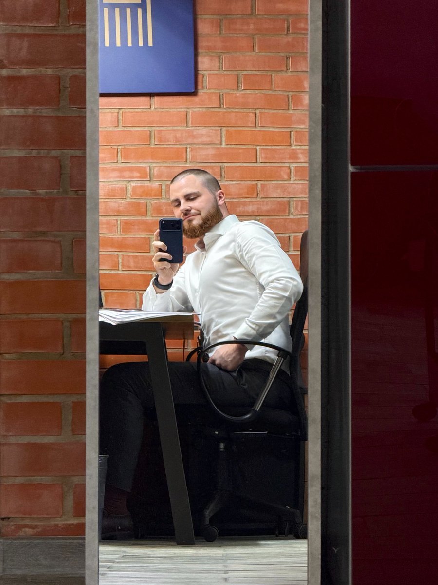 Vincent_Leroux's tweet image. Не сделал фотокарточку, значит, не был на работе 🫡
#me #we #selfie #work #office #boy #guy #handsome #man #serious #spring #city #mood #smile