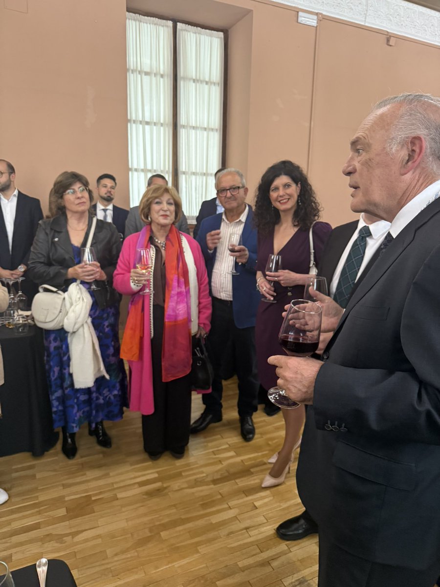 ASCENPA's tweet image. 👌Hoy Albacete ha rendido homenaje a uno d los sus grandes referentes #PedroPiqueras ha recibido la #MedallaDeOro, #Honor y #Gratitud d la Provincia, un emotivo reconocimiento merecido a una trayectoria profesional ejemplar y una vida dedicada al periodismo con rigor, honestidad