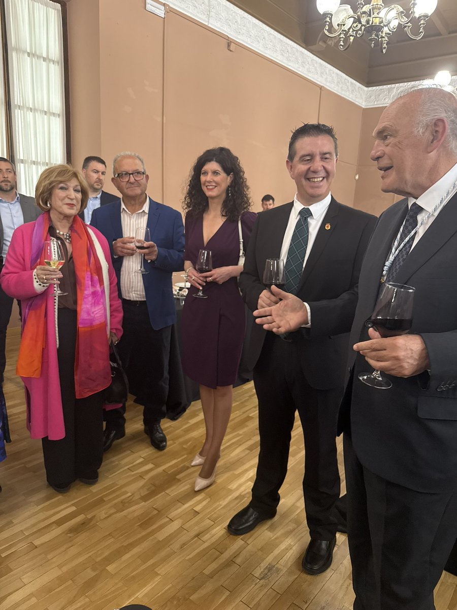 ASCENPA's tweet image. 👌Hoy Albacete ha rendido homenaje a uno d los sus grandes referentes #PedroPiqueras ha recibido la #MedallaDeOro, #Honor y #Gratitud d la Provincia, un emotivo reconocimiento merecido a una trayectoria profesional ejemplar y una vida dedicada al periodismo con rigor, honestidad