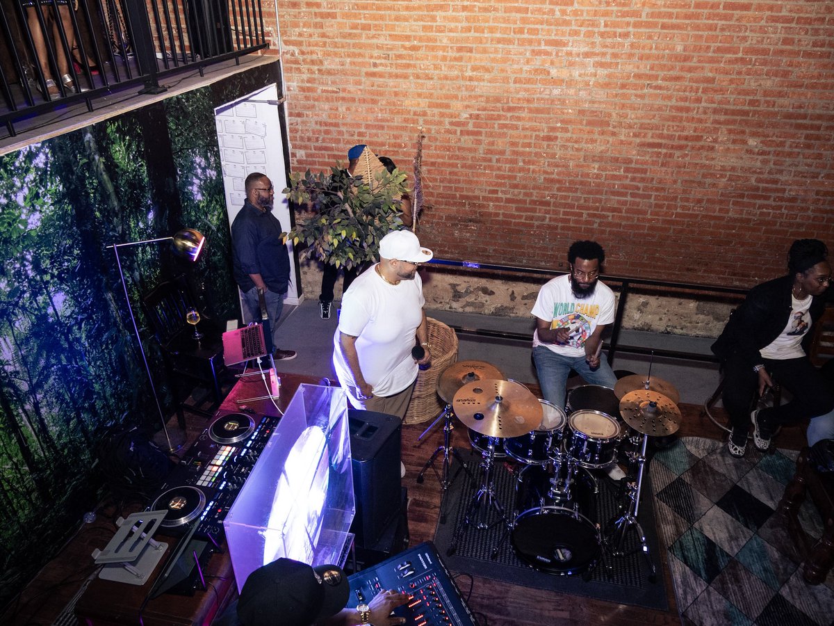 BrianBShynin's tweet image. The best R&amp;amp;B Vibes 🎶 in #KansasCity happen at R&amp;amp;B. SHYNIN' 

🚨BIG ANNOUNCEMENT OTW 🚨

#RnBShynin #BShynin #BrianBShynin