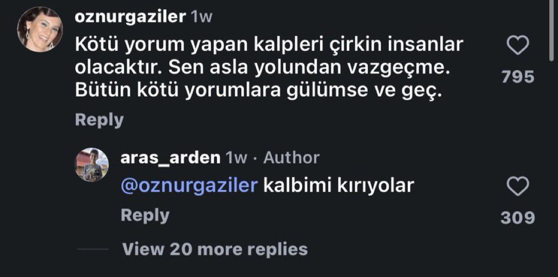 Yaptığı resimleri satıp harçlığını çıkarmaya çalışan bir çocuğun yorumu yürekleri burktu.

“kalbimi kırıyorlar.”