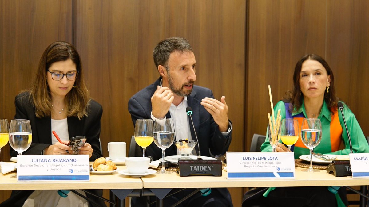 SomosRegionMBC's tweet photo. El director @LuisLota_ presentó, ante el Comité Intergremial Bogotá y Cundinamarca de la @camaradelainfra, los avances de la entidad y los detalles del Plan Estratégico #PLANEO, que se construye entre todos para tener una visión integral de progreso y desarrollo en la Región. https://t.co/ETS9p9pVbT