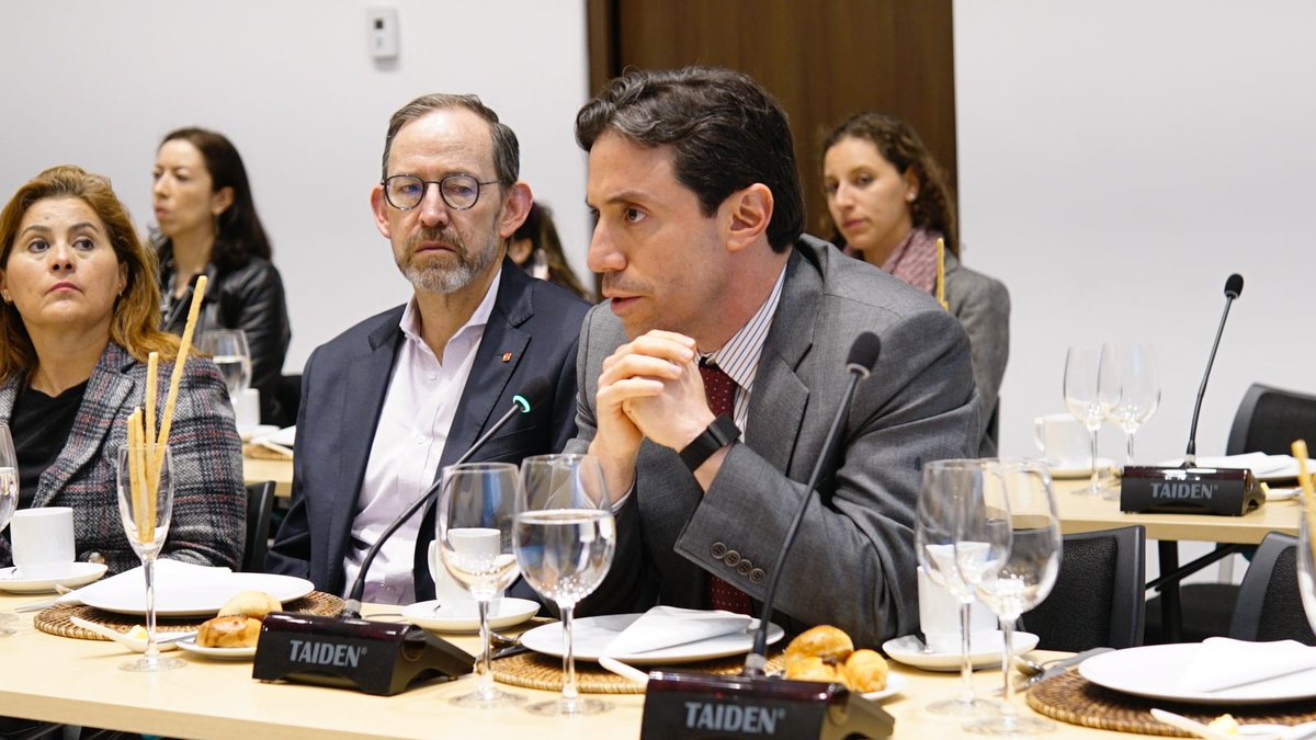 SomosRegionMBC's tweet photo. El director @LuisLota_ presentó, ante el Comité Intergremial Bogotá y Cundinamarca de la @camaradelainfra, los avances de la entidad y los detalles del Plan Estratégico #PLANEO, que se construye entre todos para tener una visión integral de progreso y desarrollo en la Región. https://t.co/ETS9p9pVbT