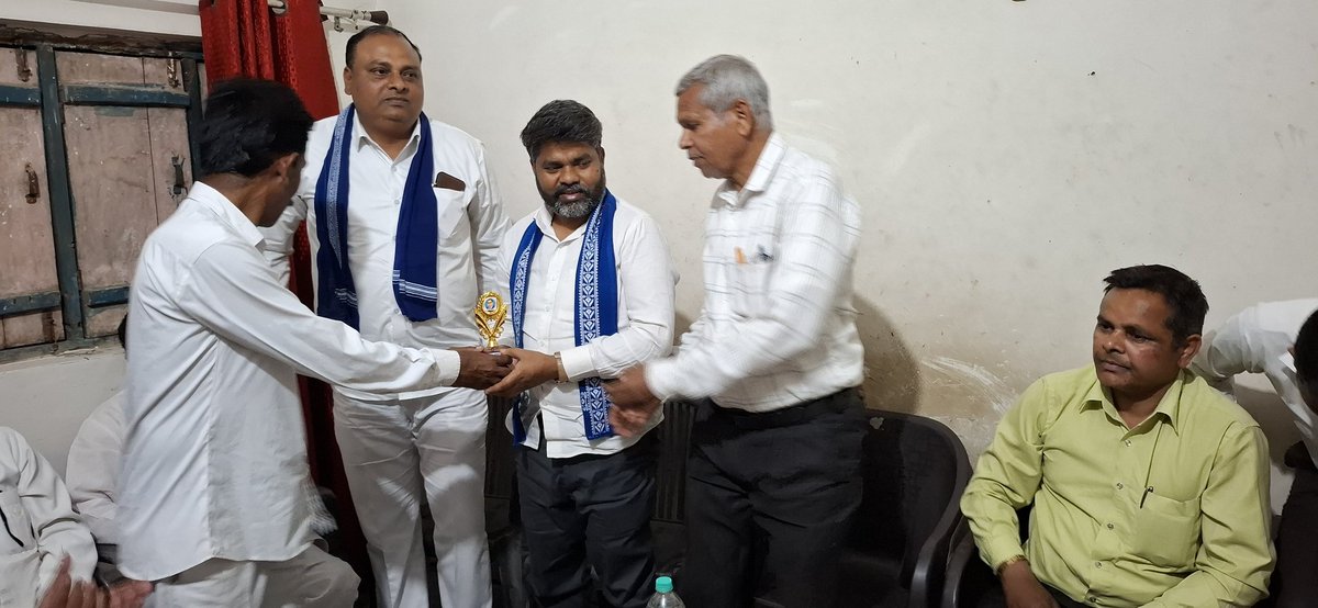 katariya_07's tweet photo. आज @Asp4Bijnor के जिला अध्यक्ष सतेन्द्र कुमार जी द्वारा समाज के जिम्मेदार लोगों से महत्वपूर्ण बैठक की गई।
समाज के हित और विकास को लेकर सार्थक बातचीत हुई।
💪 हमारा उद्देश्य – समाज की प्रगति और अधिकार https://t.co/7LMOEL6sYB