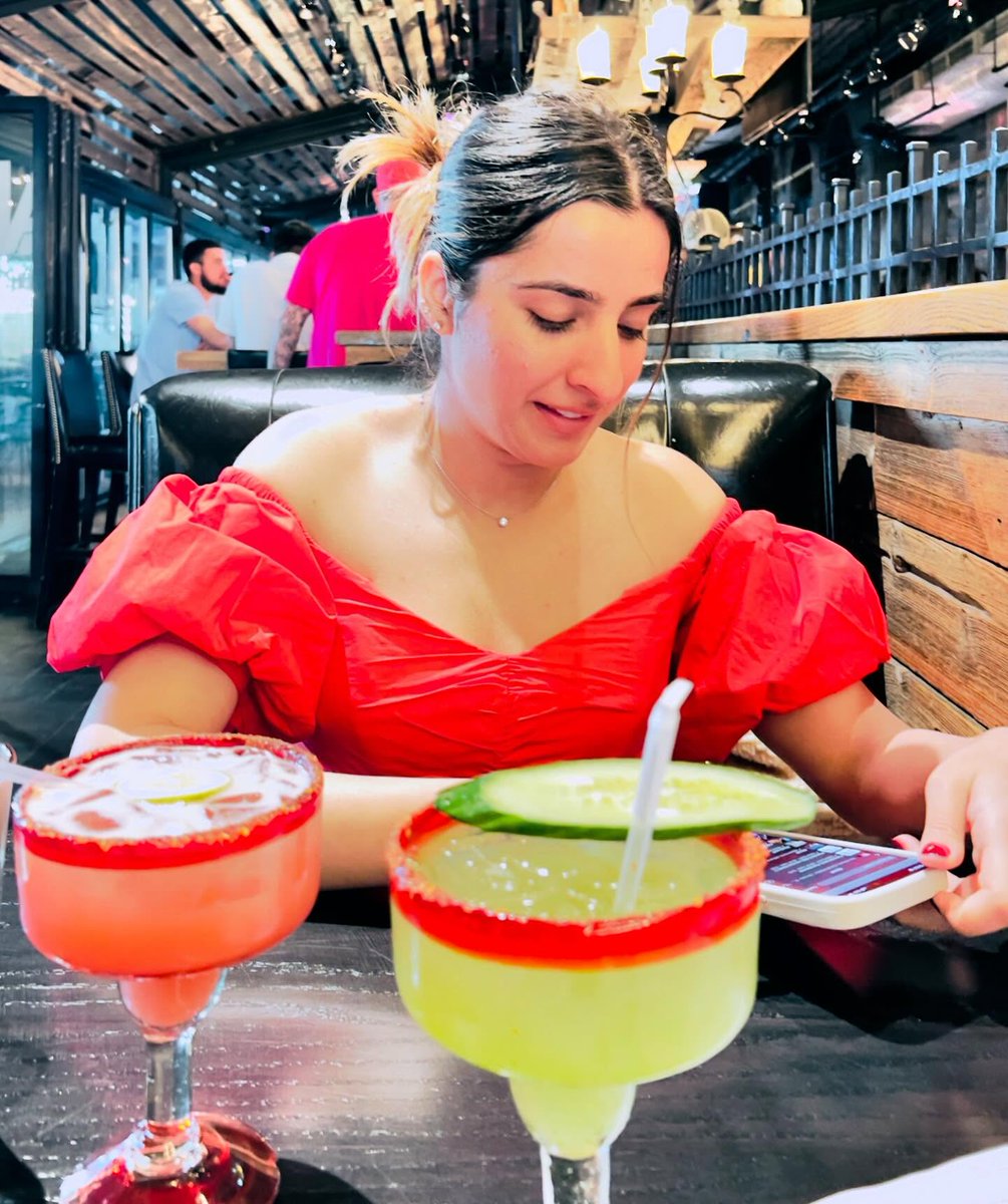 ShamanaseeShama's tweet image. Morning Time Fresh Juscie and with my bestie make me fresh and happy 😍😇😋#stunning #lovely #happy #morning